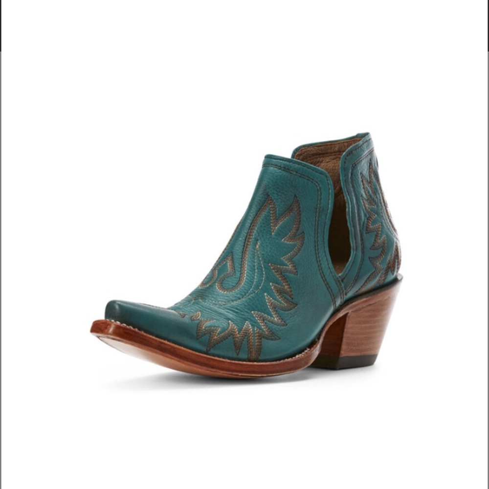 IN SEARCH OF turquoise Ariat Dixon boots